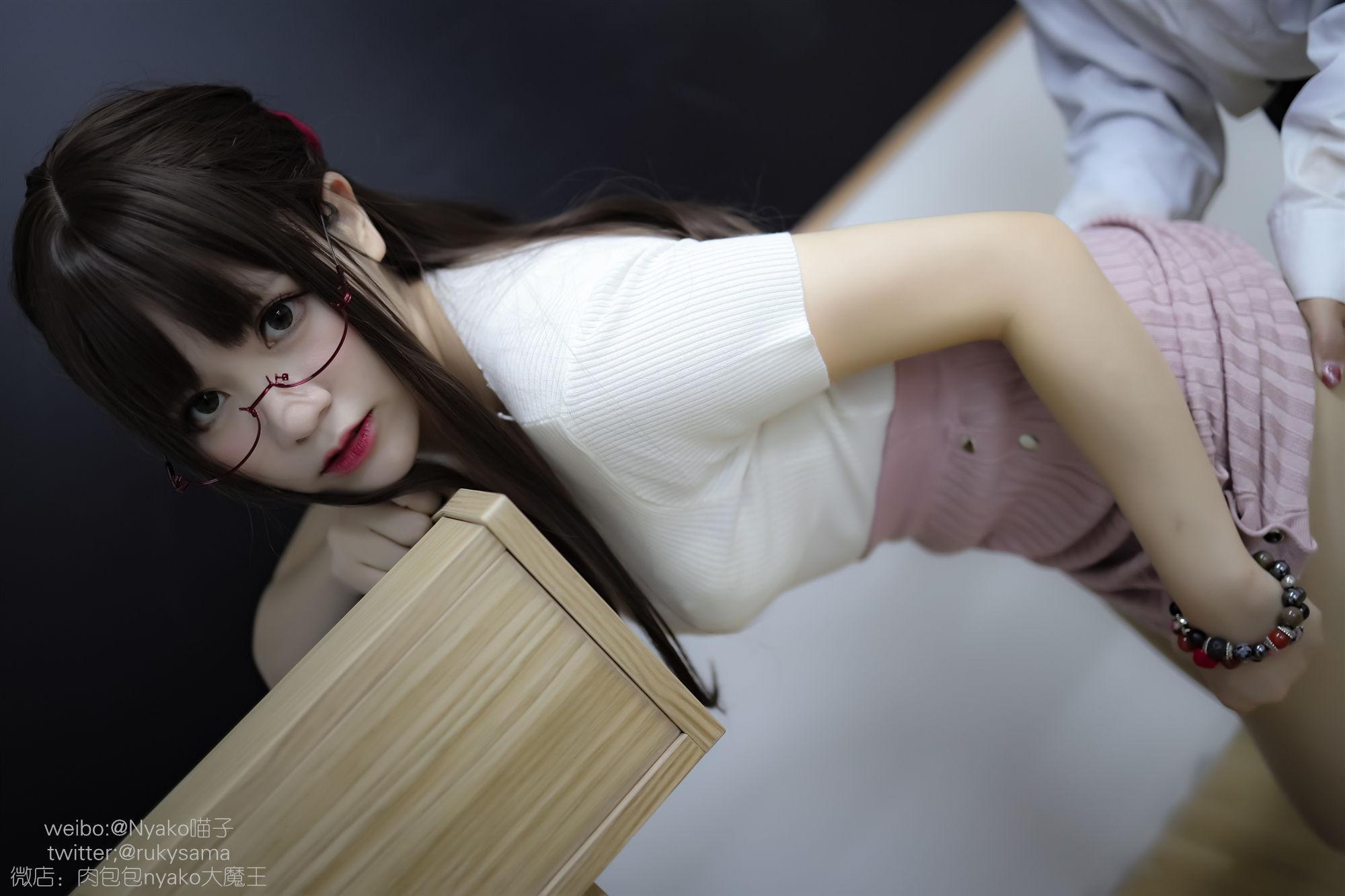 [美女Coser] 《欲求不满的老师》 写真集(18)