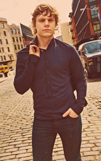 Evan Peters 4zAQG0J5_o