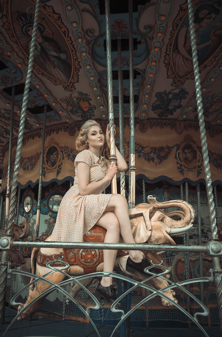 Elsa Illari, Ana del Portillo by Rebeca Saray Девушки отдыхают в парке развлечений в стиле 1950-х годов / фото 12