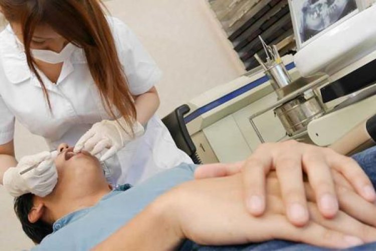 طبيبة الأسنان اليابانية لم تتمكن من كبح شهوتها لقضيب مريضها المنتصب