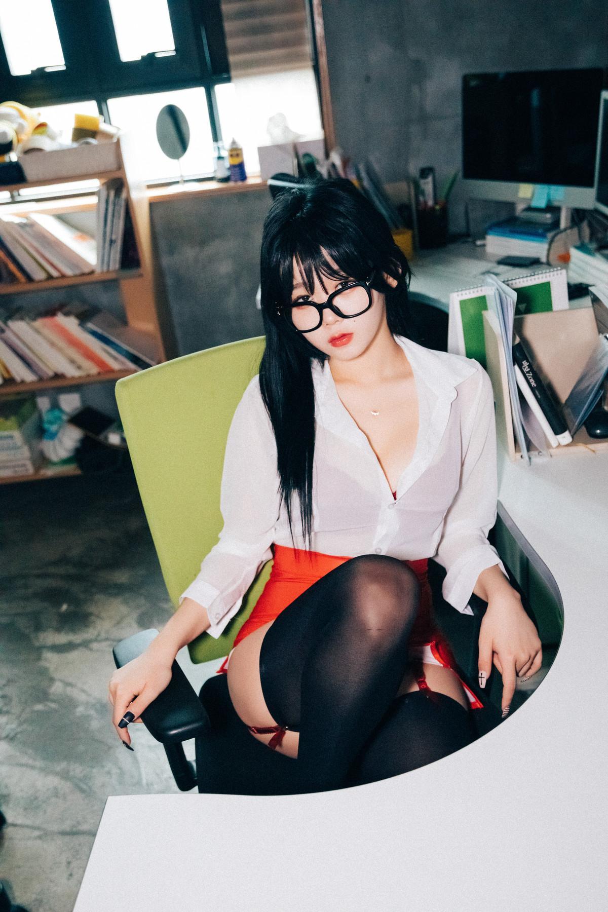 ZIA.Kwon 권지아, Loozy ‘Office Slave’ Set.02(15)