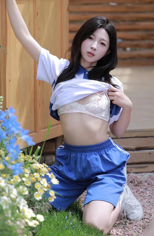 秀人女神橙子酱Lillian校服粉嫩美乳私购流出(2)