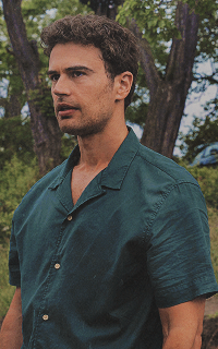 Theo James  VkUA1MHf_o