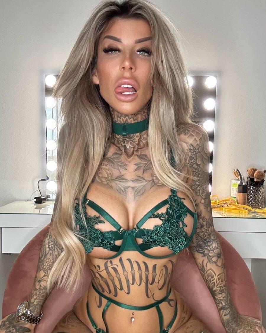 Blonde amateur Jacky Inked poses in green lacy lingerie in a sexy solo(9)