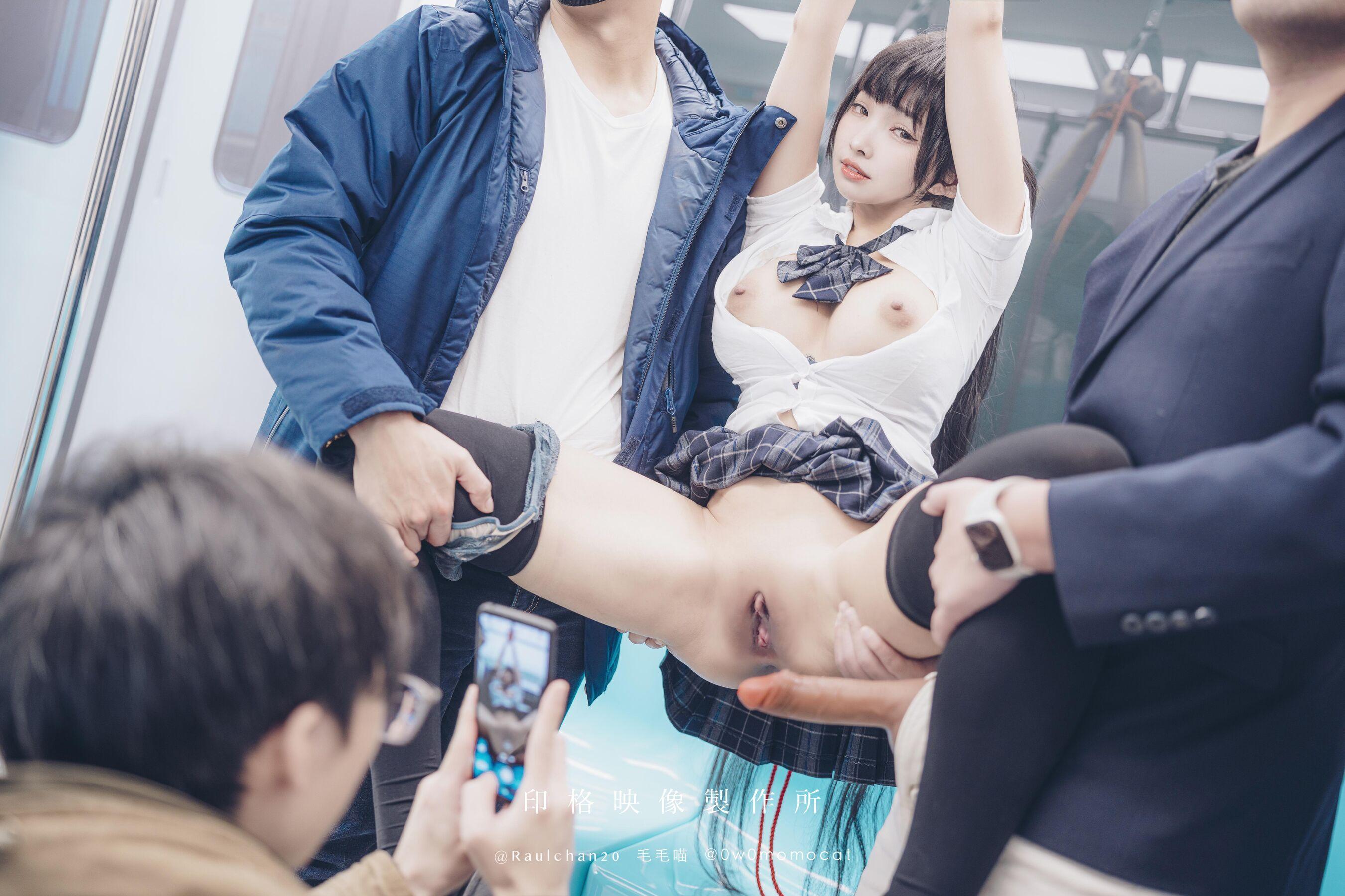 国模套图 慕慕Momo《🚄 电车通学少女 🆘》(41)
