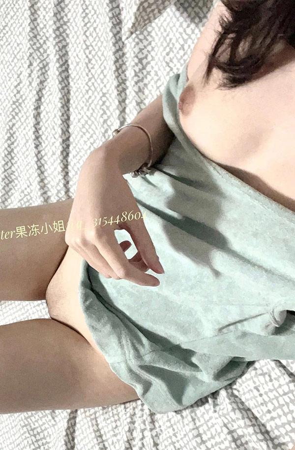 推特美女果冻小姐的居家自拍人体秀4(2)