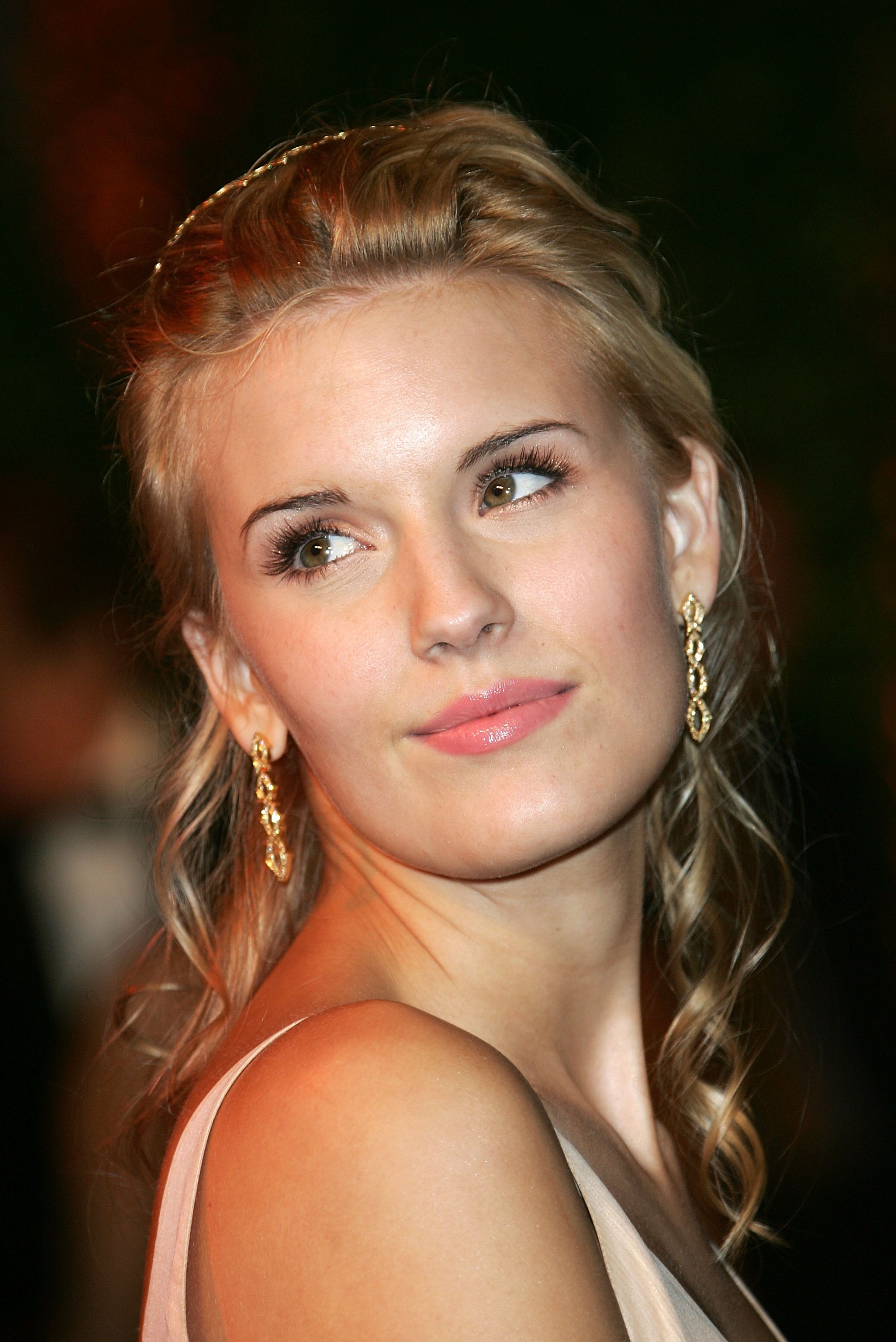 Мэгги грейс. Maggie Grace 2006. Елена Евстафия. Мэгги Грейс на вечеринке.