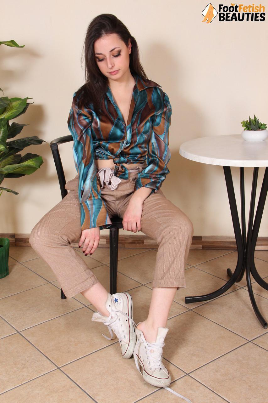 Fully clothed brunette Ilaria frees her beautiful feet from canvas sneakers(4)