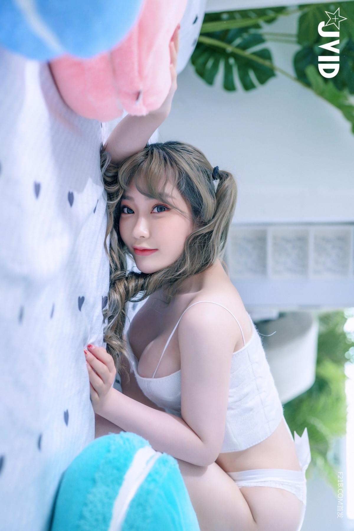 JVID 璃奈醬 – 兄弟一起把玩超美極品充氣娃娃，誤觸開關，一秒變真人 掰超開特寫／粉嫩鮑 Set.04(8)