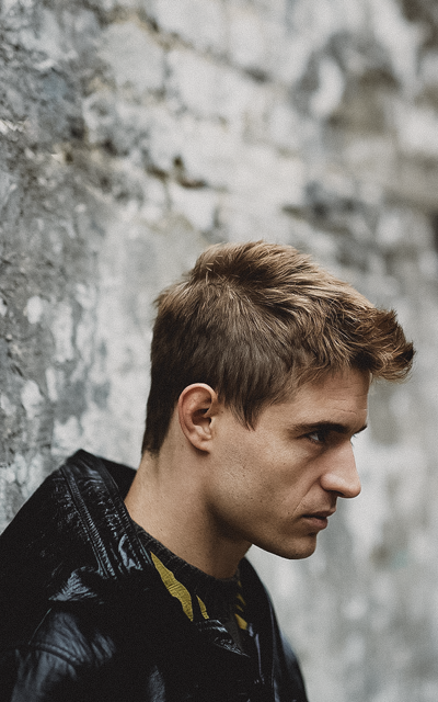 Max Irons LgTs32kf_o