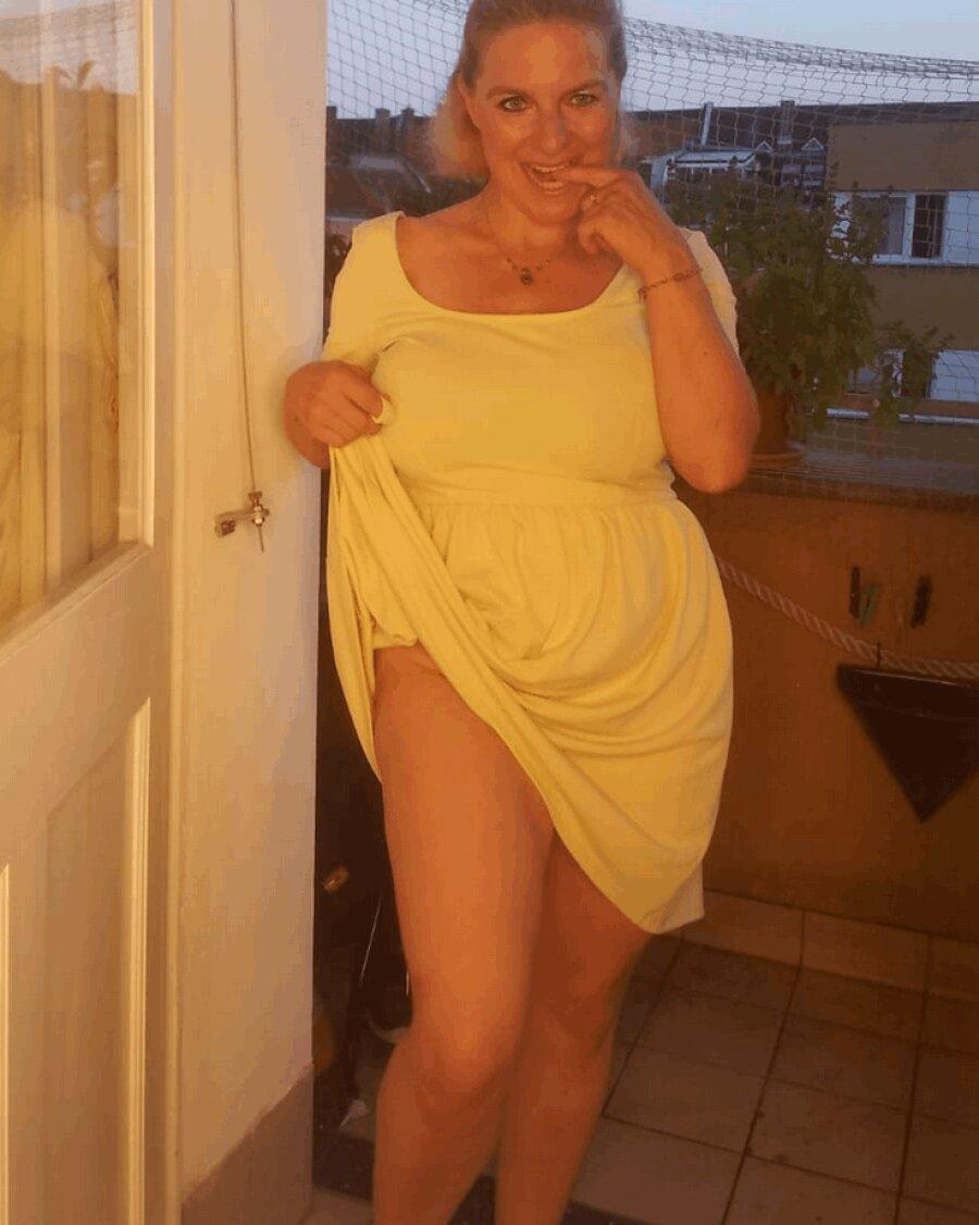 Voluptuous MILF amateur posing seductively in her no-makeup compilation(17)