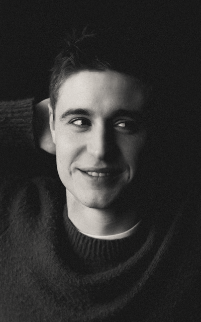 Max Irons Q4N1YmSo_o