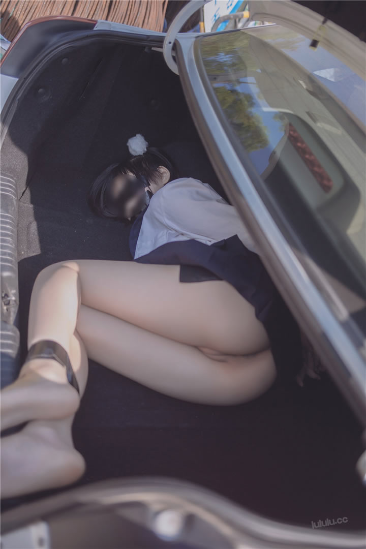 Internet celebrity beauty Youbao three years old-kidnapped JK plug into the trunk without holy light human body photo 14