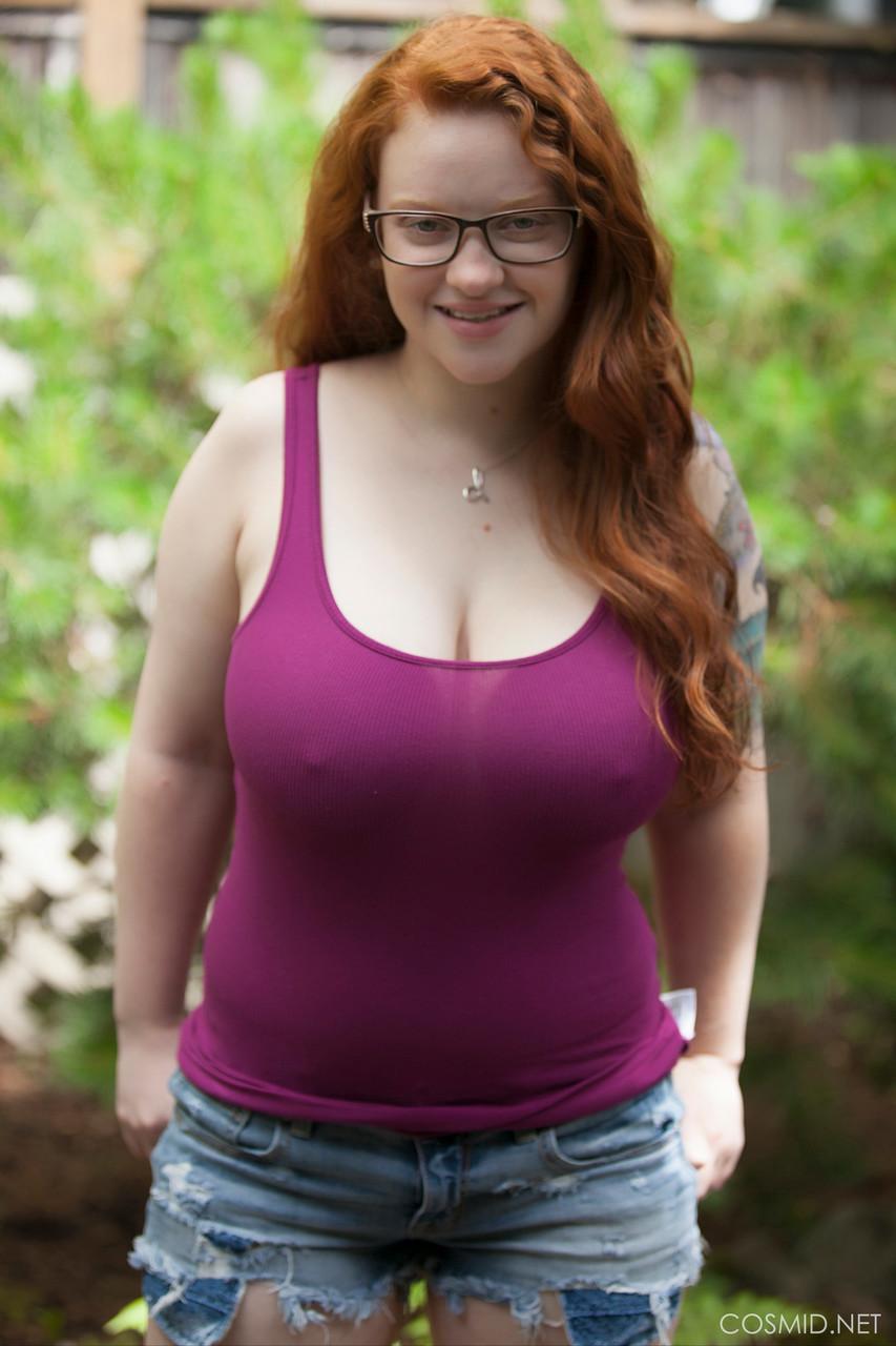 Natural redhead teen exposes her thick body and big saggy boobs in the woods(3)