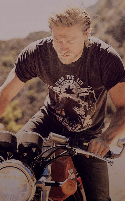 Charlie Hunnam T6agxDJP_o