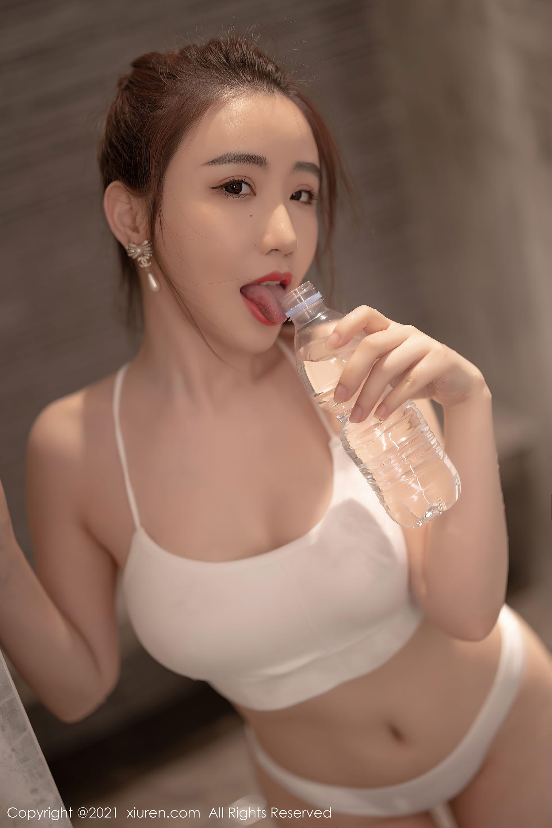 [秀人XiuRen] No.3755 Cherry绯月樱 – 紧身的服饰与吊带(56)