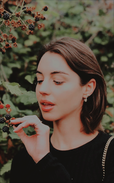 Adelaide Kane KzHMbmIa_o