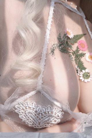 一笑芳香沁-少女与花