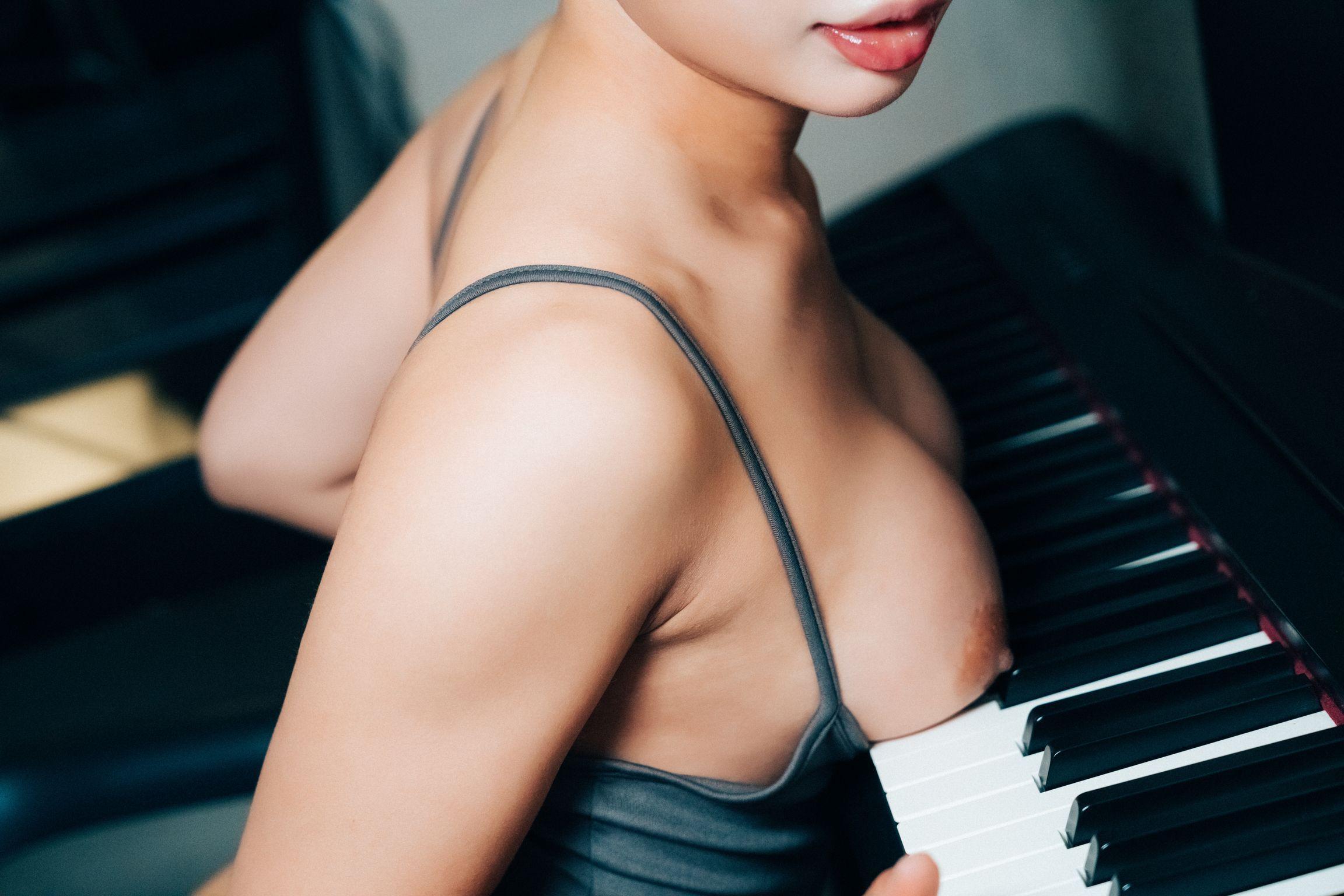 [Loozy] Booty Queen: Nude Recording (155 photos )(127)