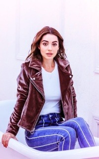 Adelaide Kane EwbDEEIl_o