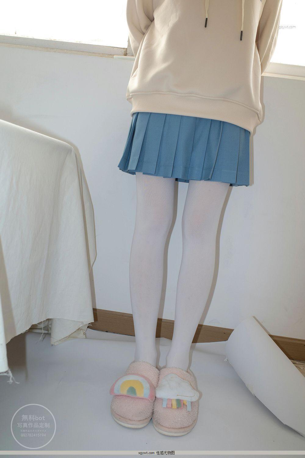 [森萝财团]有料NO.024 出镜 萝莉雪糕 米色卫衣与蓝色短裙加浅色美腿丝袜私房高清图(2)