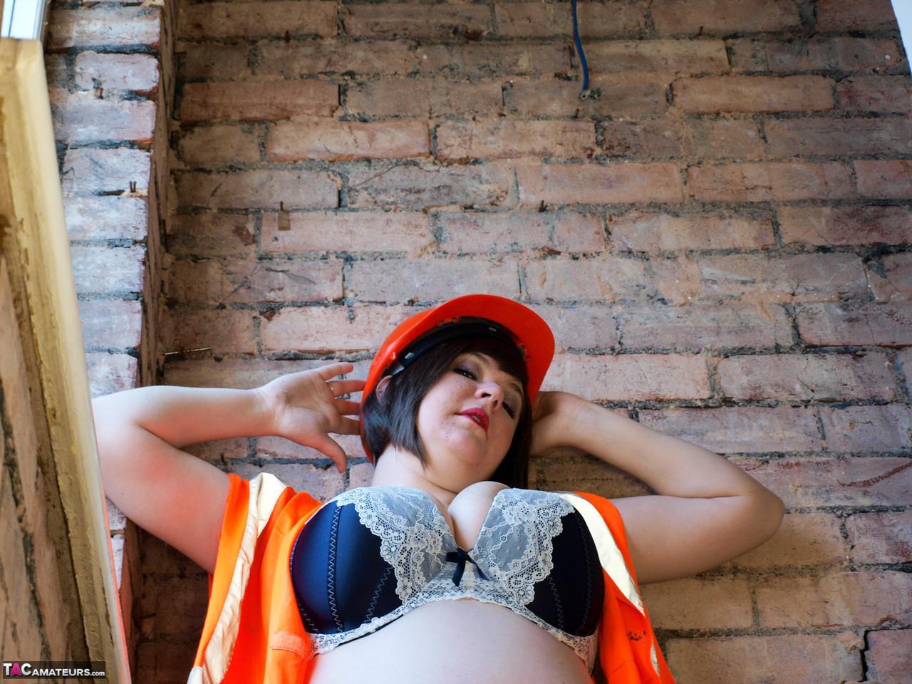 Amateur fatty Roxy gets naked on a staircase in a hardhat and boots(5)