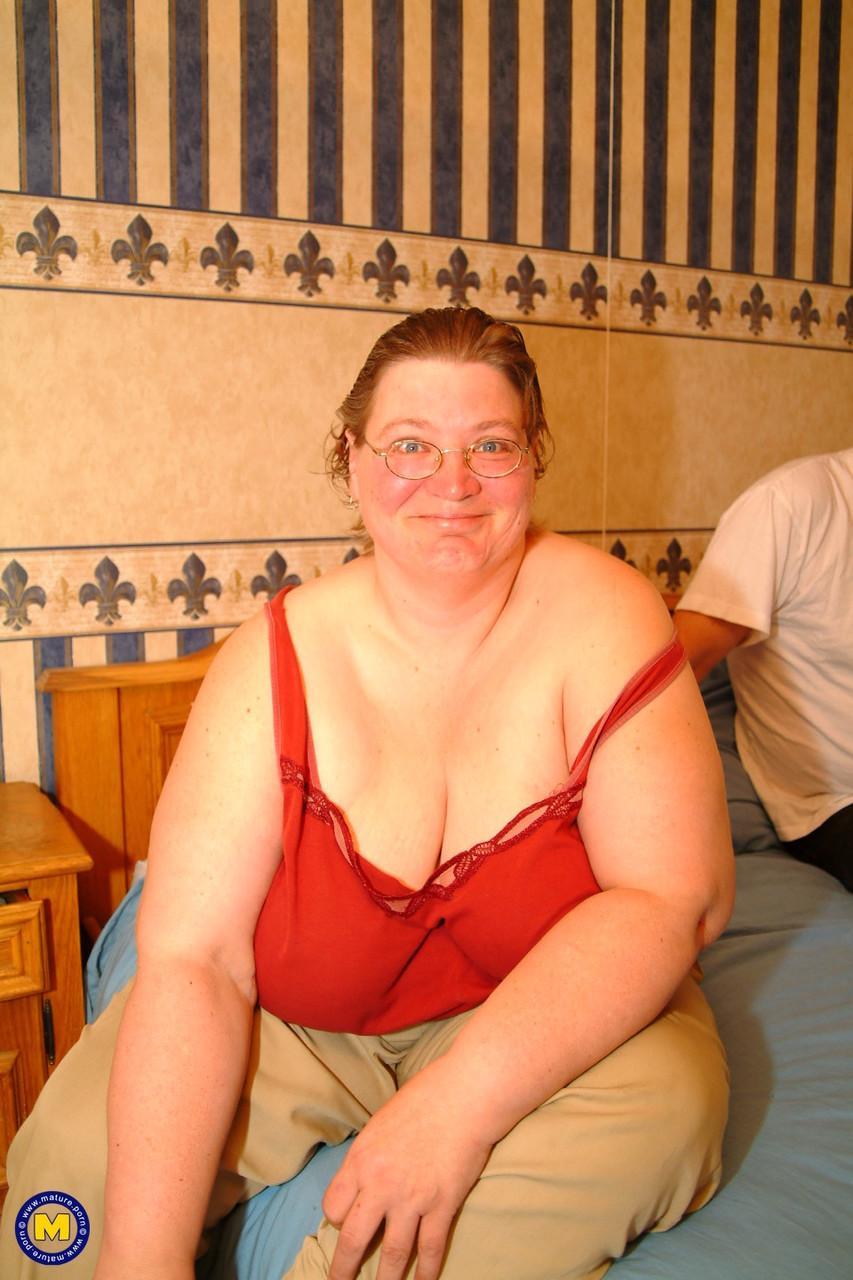 Fat granny in glasses Jo unveils her saggy breasts and gets her twat licked(1)