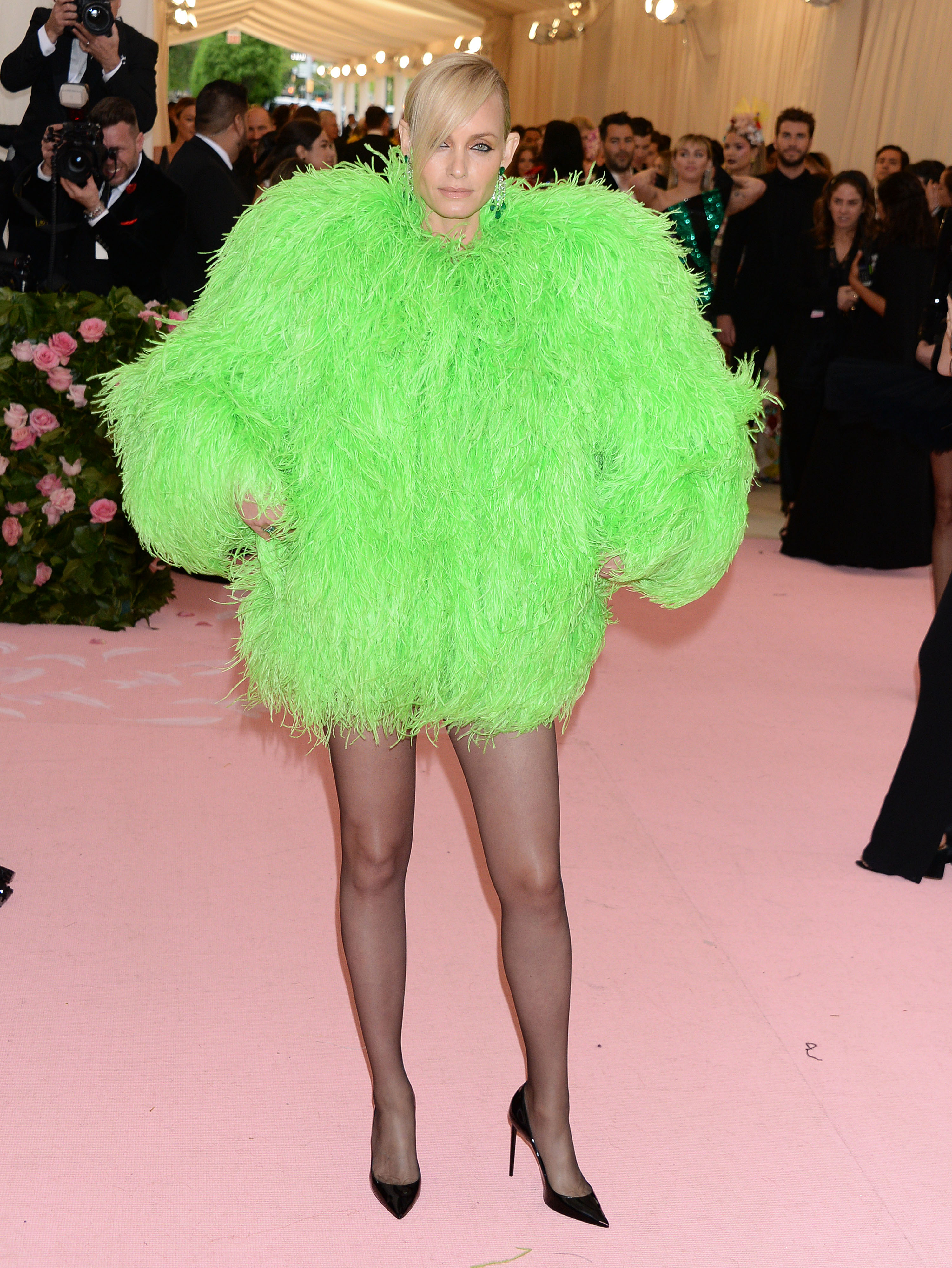 Смешные платья фото. Эмбер Валлетта мет Гала 2019. Amber Valletta – 2019 met Gala. Эмбер Валлетта платье. Самые нелепые Наряды звезд.