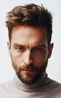 Tom Mison 3QukRzUk_o