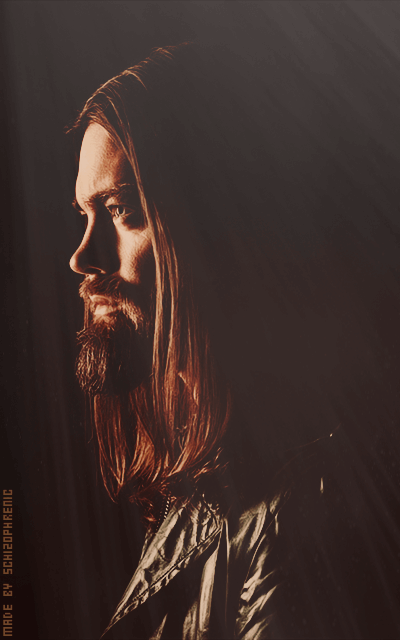 Tom Payne Jn5N0hiF_o