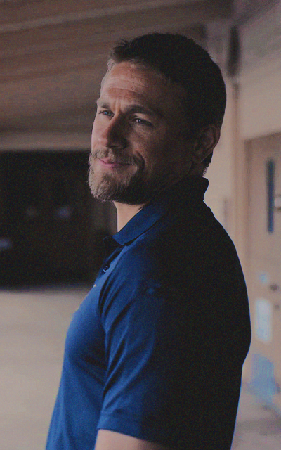 Charlie Hunnam - Page 2 UPkQAs4b_o