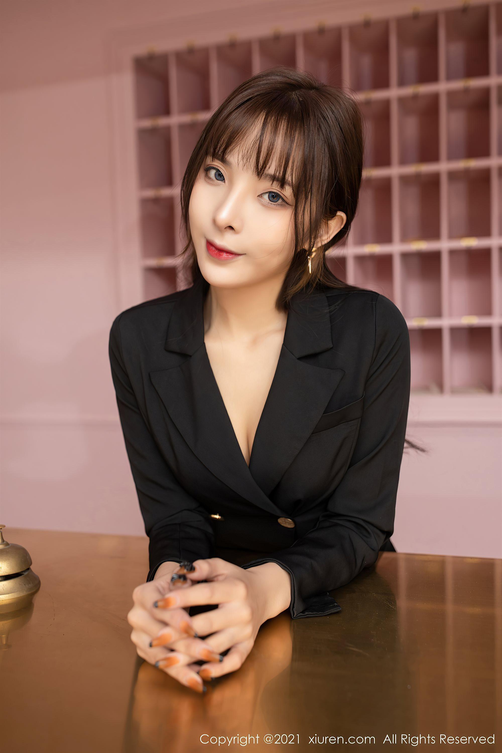[XiuRen秀人网]No.3002 嫩模陈小喵酒店行李员主题脱开档黑丝裤袜秀翘臀撩人诱惑写真(2)