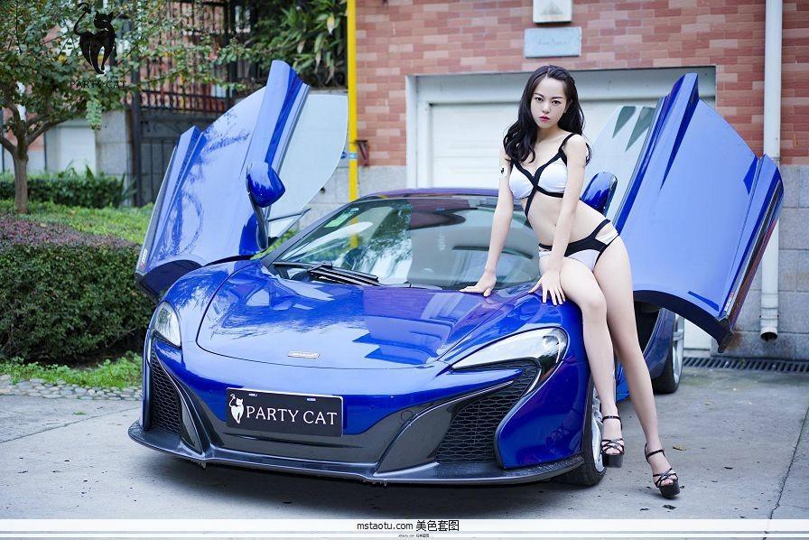 [PartyCat轰趴猫]PCAT20171009VOL0004 香车美女 白色性感内衣与黑色透视情趣兔女郎制服私房写真集(15)