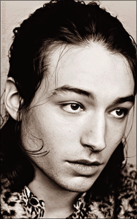 Ezra Miller S0UwK3Qd_o