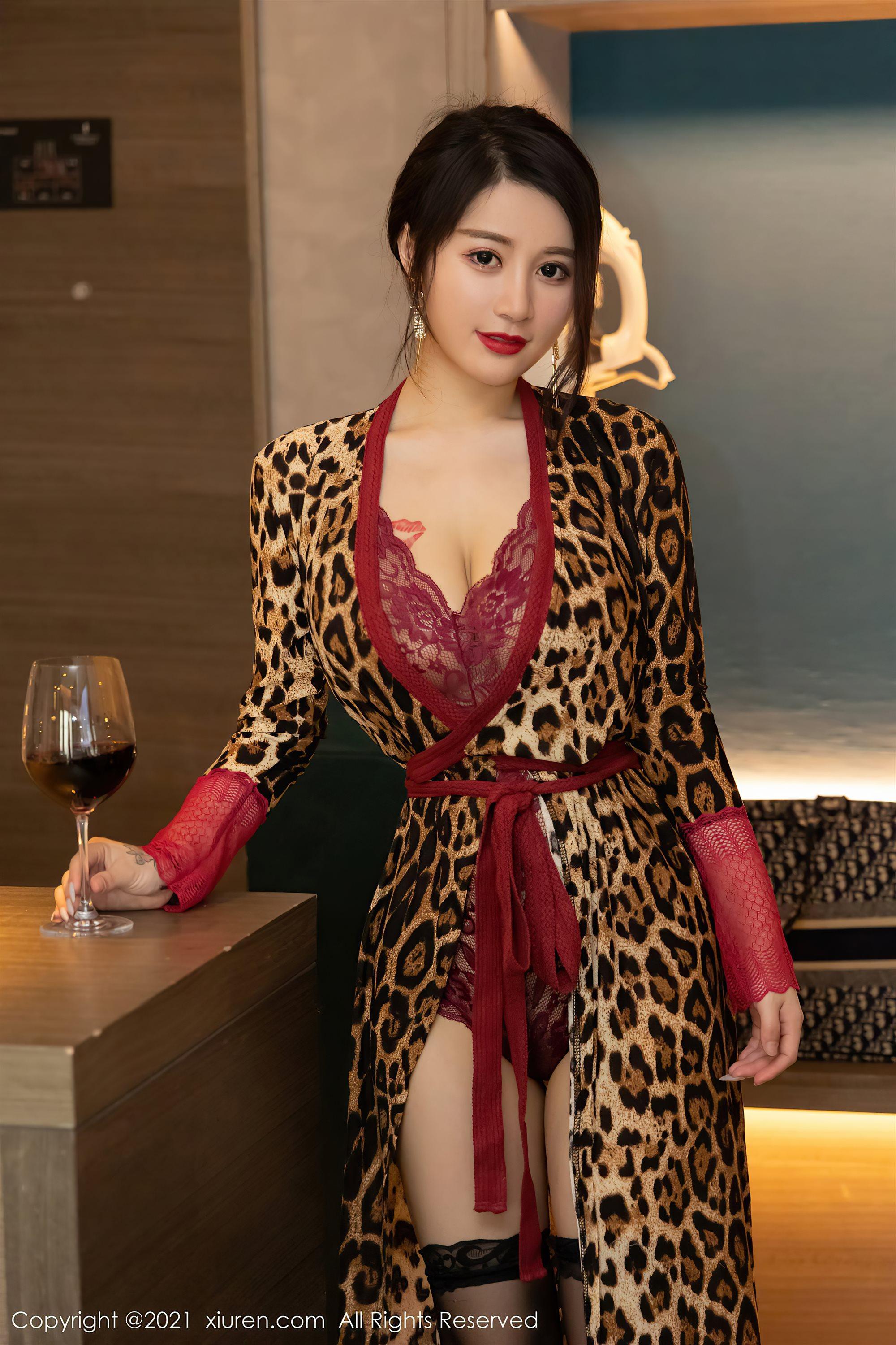 [XiuRen秀人网]No.3605 模特美七Mia酒店剧情主题半脱露缕空情趣内衣惹火诱惑写真(22)
