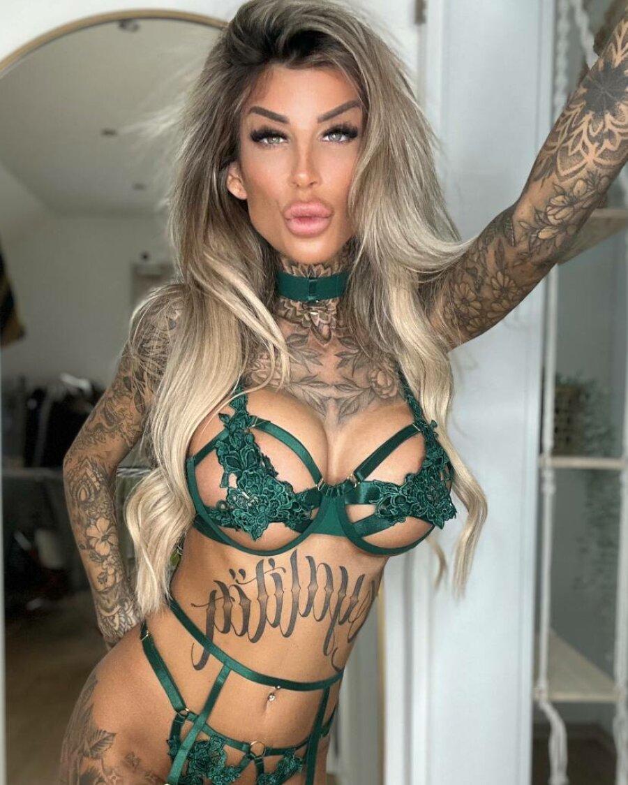 Blonde amateur Jacky Inked poses in green lacy lingerie in a sexy solo(11)