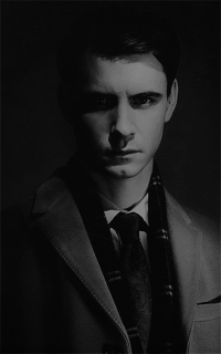 Harry Lloyd  OsOTiNfC_o