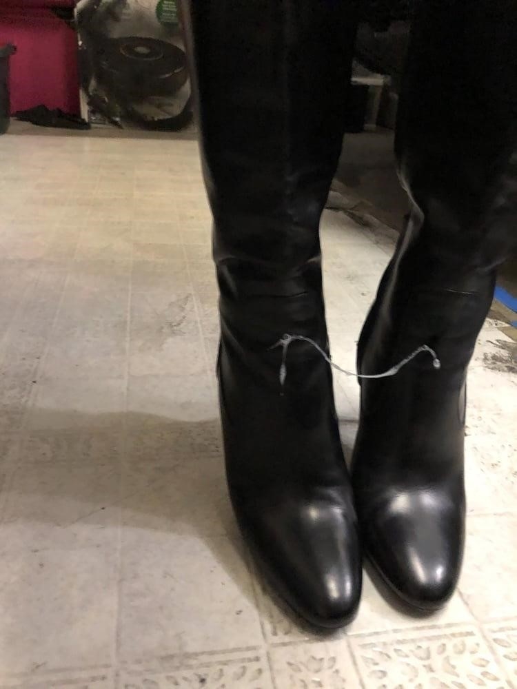 Black burberry rain boots-8354