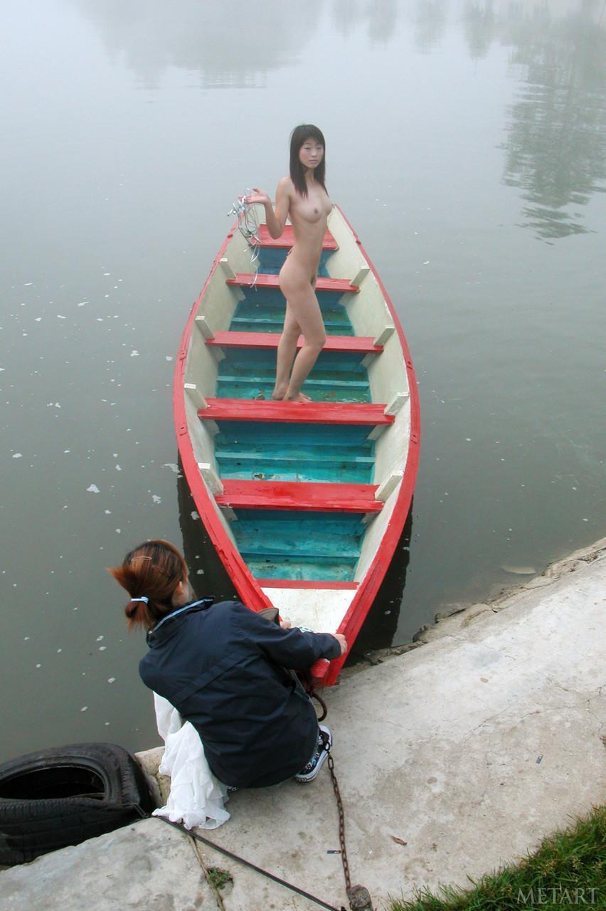 Glamorous Asian Wu Weiqui poses nude while taking an erotic outdoor stroll(6)