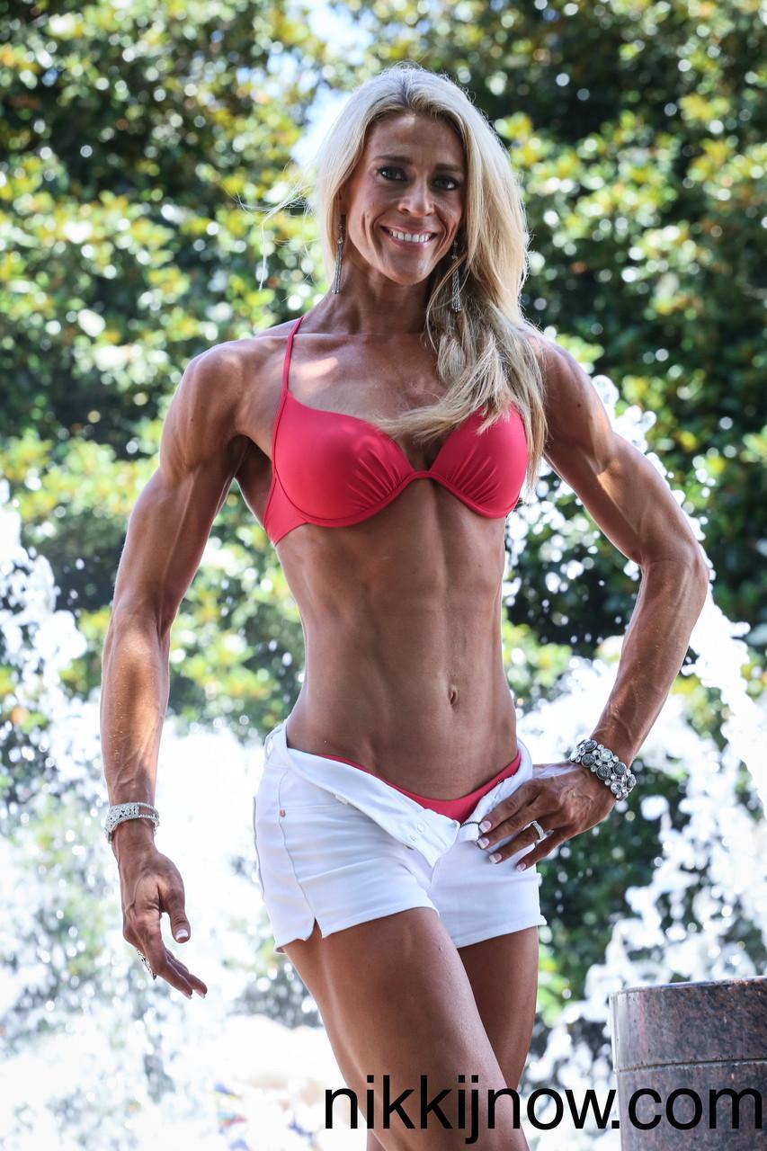 Tall bodybuilder Amazon Nikki shows off her strong body outdoors(12)