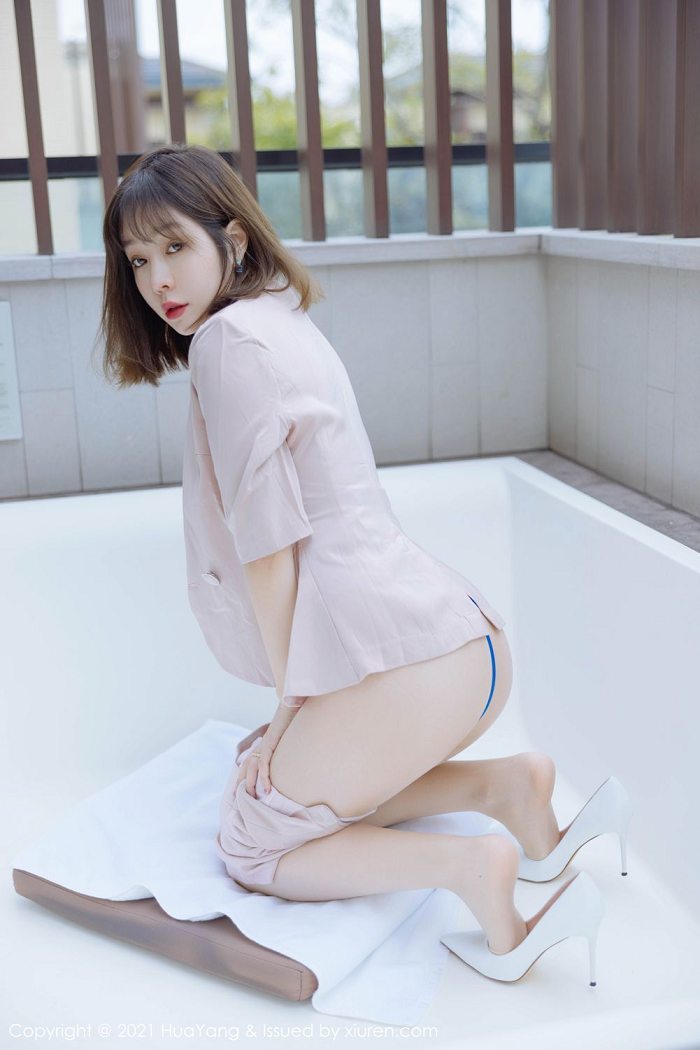 花漾王雨纯性感外套搭配原色丝袜写真(22)