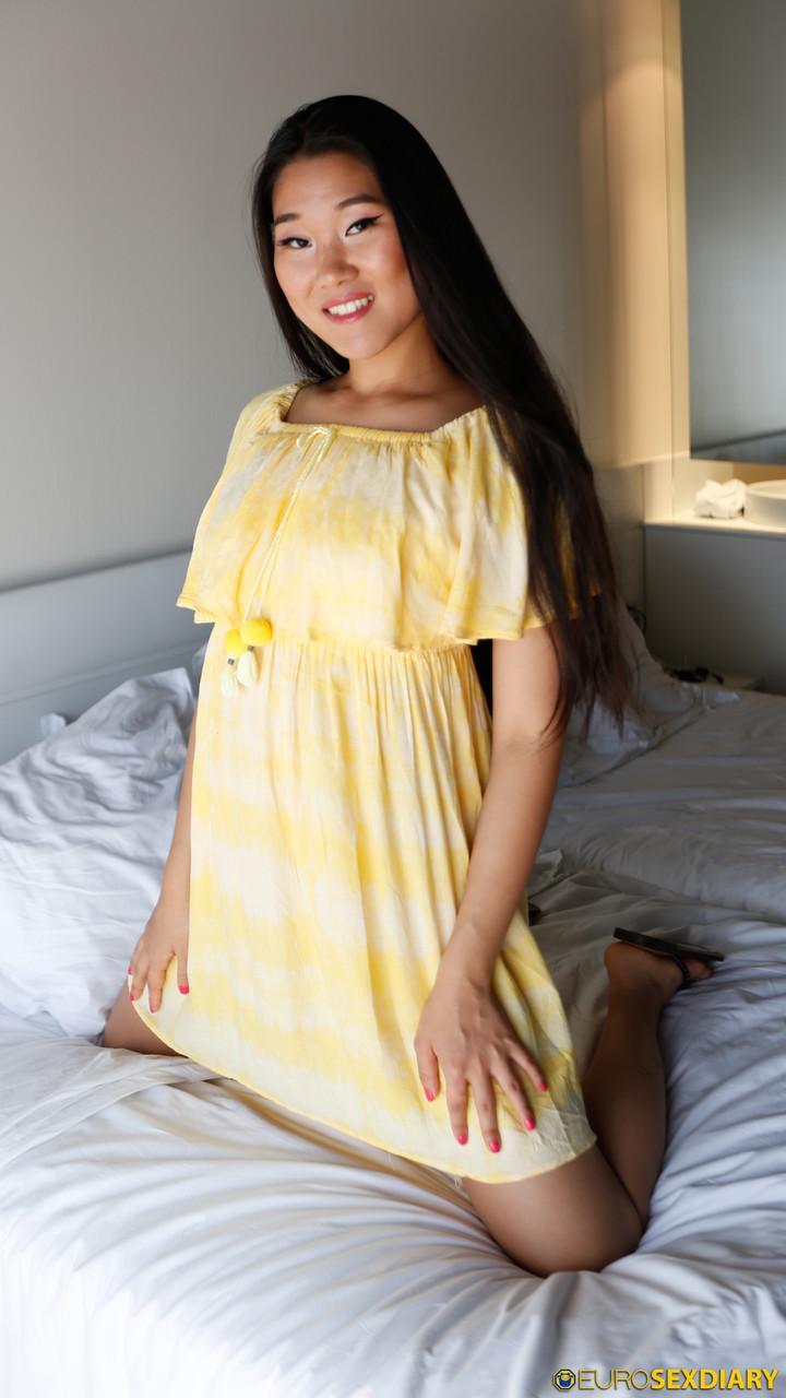 Sexy Asian babe Fang lifts up her yellow dress and takes a dick in a POV show(9)