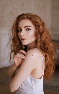 Julia Adamenko JHYmnBmt_o