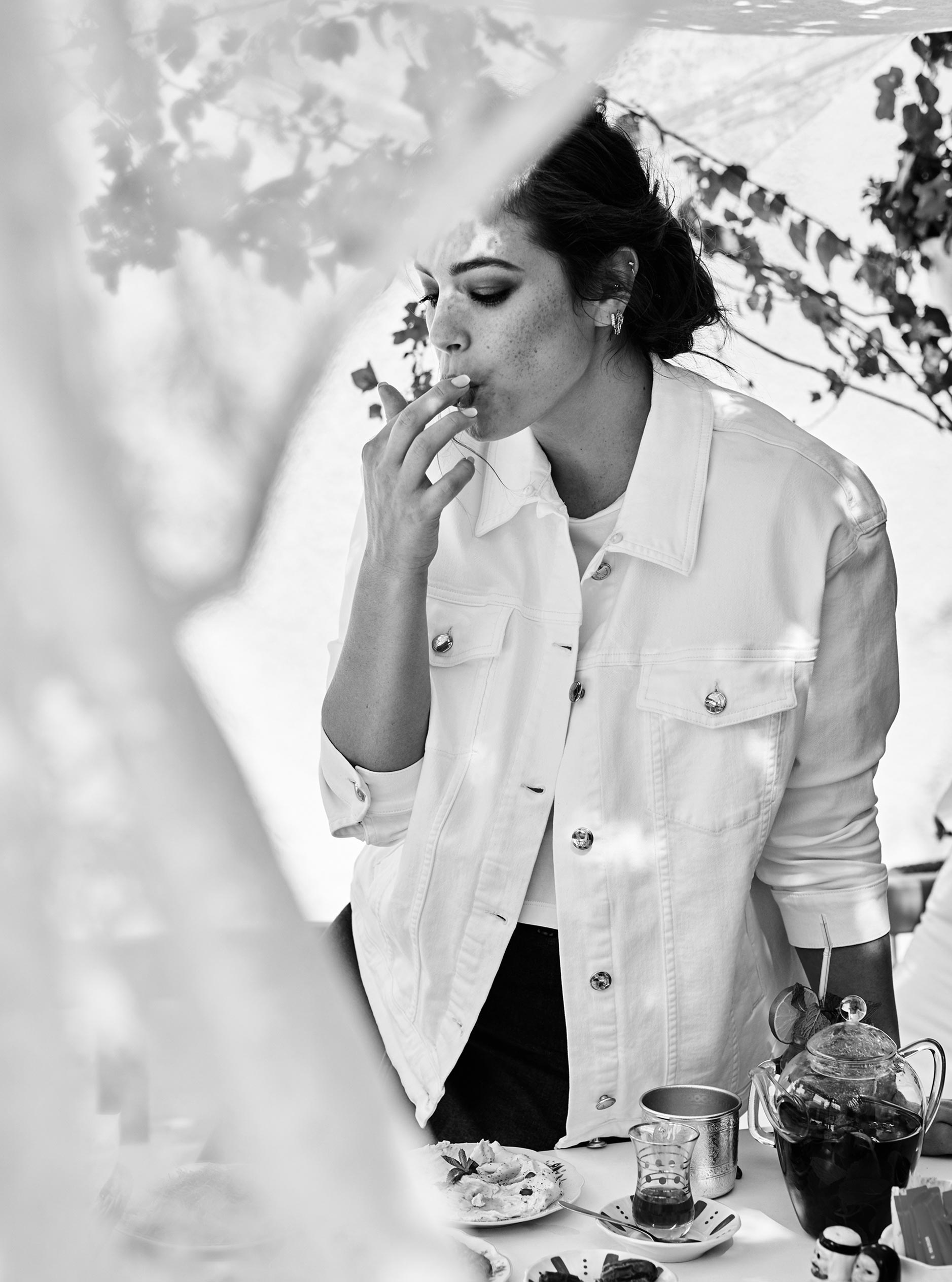 Ashley Graham by Bikramjit Bose - Harper's Bazaar Arabia march 2019 Эшли Грэм гуляет по старому городу в Дубае / фото 06