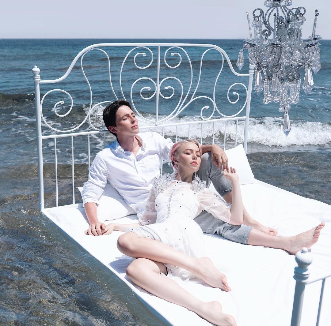 Необычное фото Елена Шейдлина с мужем на кровати в море. Необычное фото Елена Шейдлина с мужем на кровати в море.
