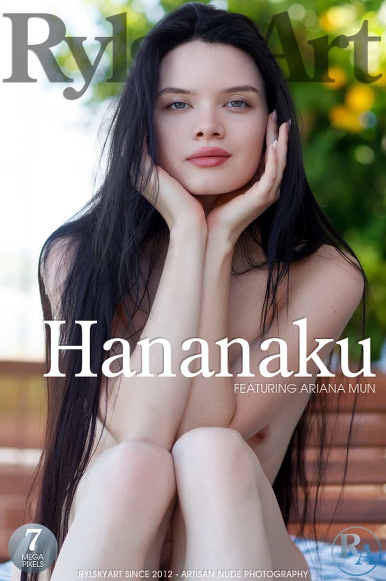 뒷마당의 매우 아름다운 소녀——아리아나 문 - 하나나쿠