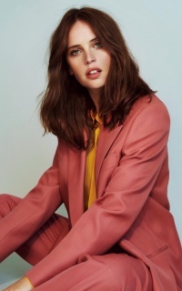 Felicity Jones HPLy1RIX_o