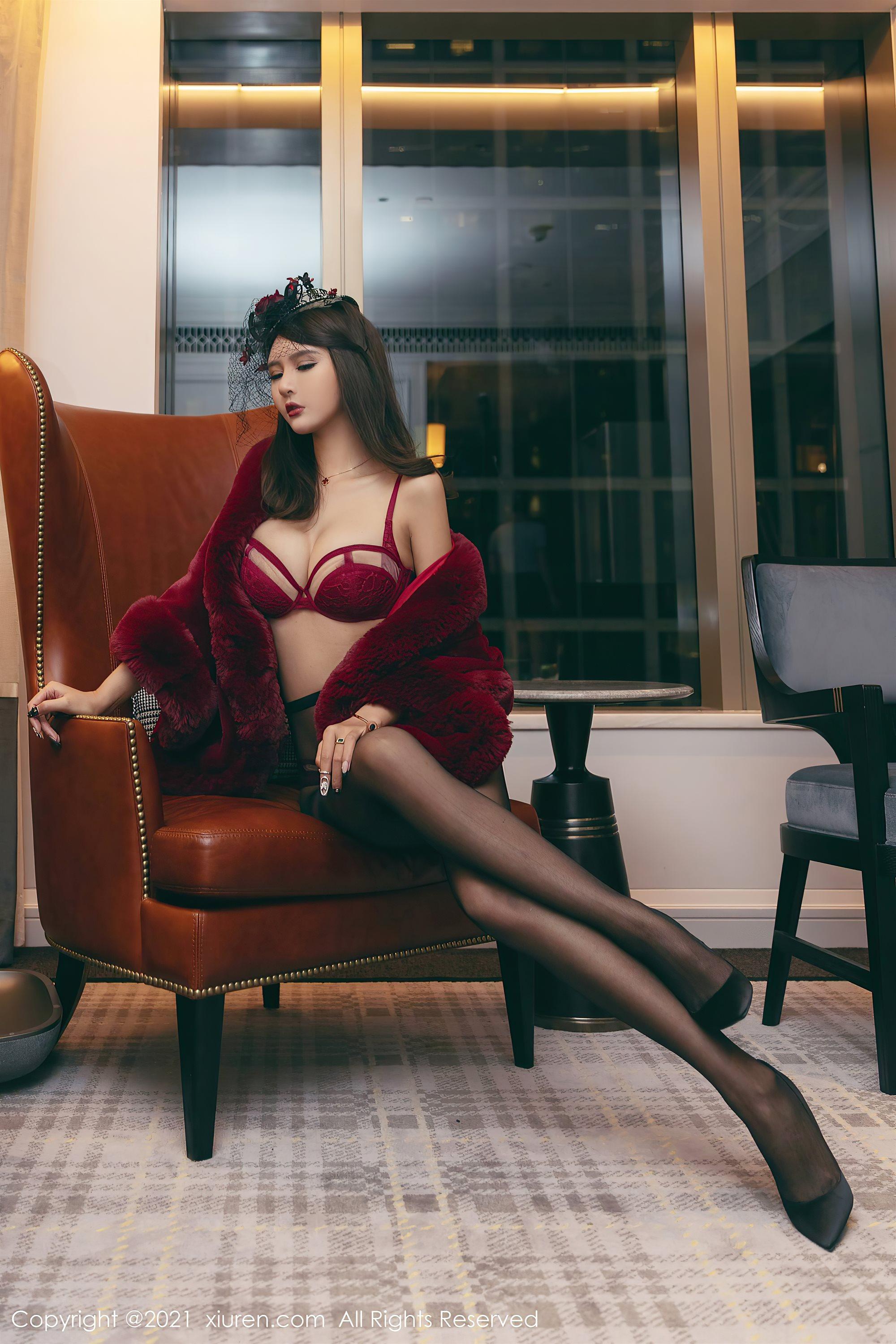 [XiuRen秀人网]No.3548 女神Emily尹菲澳门旅拍猩红贵妇装束半脱露翘臀撩人诱惑写真(6)