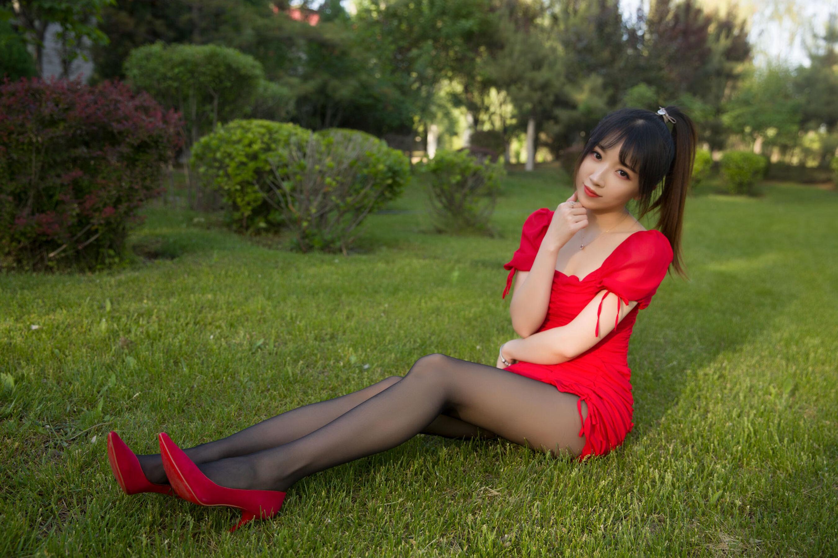 国模套图 小女巫露娜《户外小红裙》(30)