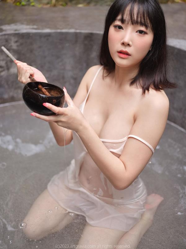 丰满美女姜仁卿白色吊裙户外温泉湿身写真(8)